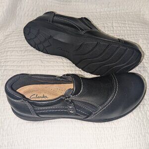 Clarks Carleigh Ray Slip-On — Women’s 8.5W Black Leather — Like New w/ Tags